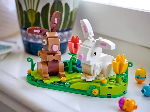 Miniatura 3 de LEGO Easter Rabbits Display 40523 - Juego de juguetes de construcción, incluye coloridos huevos de Pascua y tulipanes, decoraciones de Pascua