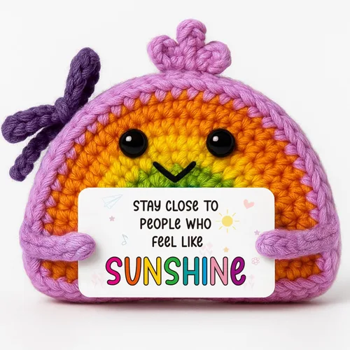 Muñeca de ganchillo arcoíris hecha a mano con "Stay Close to People Who Feel Like Sunshine", regalo edificante para mujeres, amigos, compañeros de