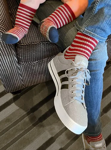 Miniatura 7 de WARRIOR ALPACA SOCKS - Niños Comfort Acolchado Retro Mini-Stripe Quarter Crew - Unisex con Apliques Antideslizantes