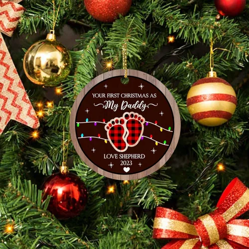 Miniatura 4 de Adorno de Navidad con texto en inglés "Your First Christmas As My Daddy 2025", regalo de recuerdo personalizado para nuevo papá Adorno Your Are