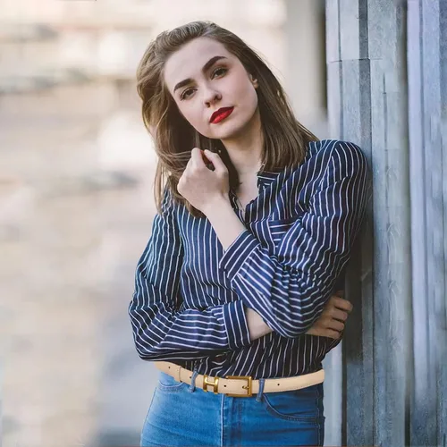 Miniatura 30 de Cinturón de cuero clásico con hebilla de metal para mujer con vestido de jeans