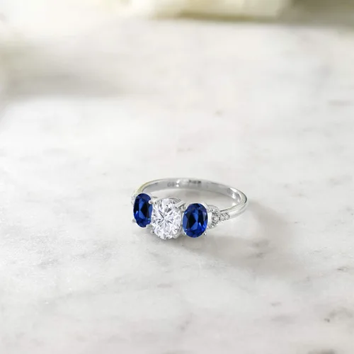 Miniatura 4 de Anillo de compromiso de 3 piedras de zafiro creado en oro blanco de 10 quilates de Charles & Colvard y diamante para mujer