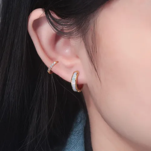 Miniatura 3 de CiNily Aretes Huggie de ópalo con bisagras, chapados en oro, hipoalergénicos, pequeños aretes de aro para mujeres, adolescentes, niñas, hombres