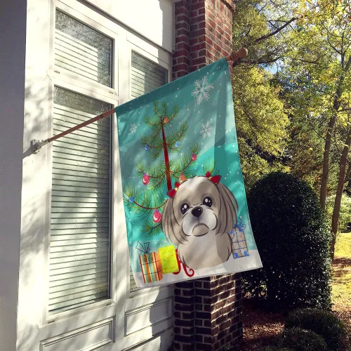Miniatura 2 de Caroline's Treasures BB1622CHF - Bandera de casa Shih Tzu con árbol de Navidad y gris plateado para porche, grande, para colgar en la pared