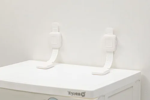 Miniatura 7 de YEYA Anclajes de muebles mejorados sin taladrar para bebés, correas ajustables antipunta, respaldo adhesivo fuerte, paquete de 4