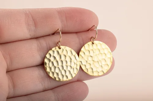 Miniatura 16 de Aretes colgantes grandes con disco circular martillado en plata, oro u oro rosa