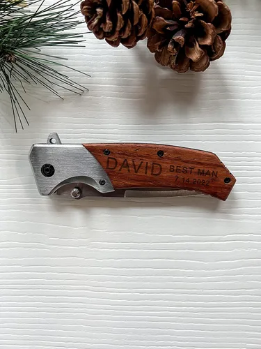 Miniatura 7 de Wood Shop - Cuchillo de bolsillo grabado, regalo para hombres, hoja de acero inoxidable de 5 pulgadas con clip para cinturón ultra seguro y cómodo