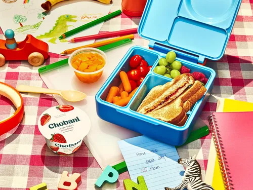Miniatura 4 de Chobani yogur griego sin grasa, Colchón de frutillas 5.3 onzas