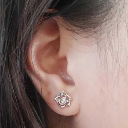 Miniatura 3 de Dazzlingrock Collection Pendientes de tuerca con forma de flor de oro de 14 quilates de 0,02 quilates (quilates)