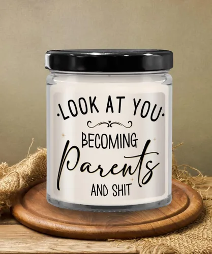 Miniatura 5 de Vela con texto en inglés «Look at You Becoming Parents» Ideas para baby shower para mamá y papá por primera vez que esperan madre y padre, recuerdo