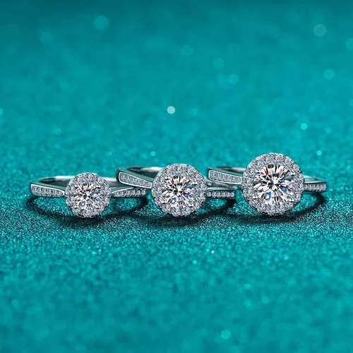 Miniatura 5 de Anillo de compromiso de diamantes de plata de ley chapado en oro blanco de 18 quilates con forma redonda de moissanita con halo clásico pero único