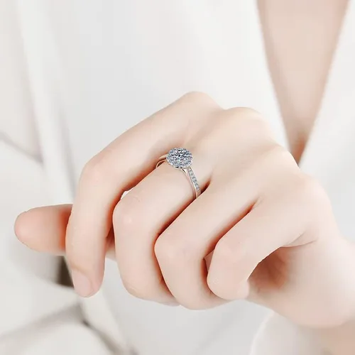 Miniatura 2 de Anillo de compromiso de diamantes de plata de ley chapado en oro blanco de 18 quilates con forma redonda de moissanita con halo clásico pero único