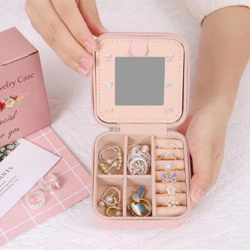 Miniatura 6 de Joyero de viaje, pequeño joyero, regalos para mujeres y niñas, mini organizador de joyas portátil rosa para aretes, anillos, collares con inicial D