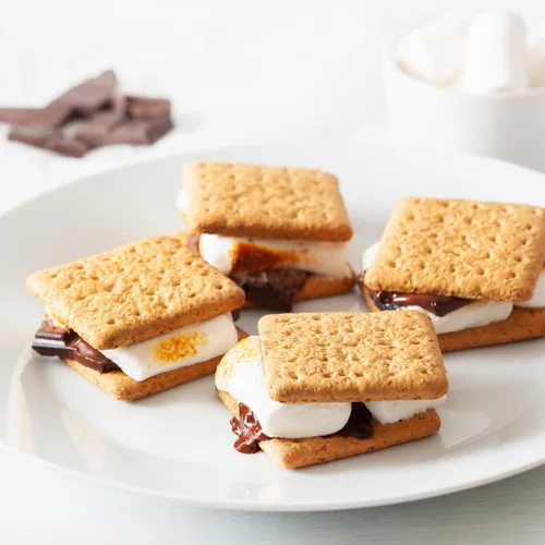 Miniatura 5 de Nostalgia Fabricante de S'mores Eléctrico de Mesa para Interior - Kit de S'mores con Palitos para Asar Malvaviscos y 4 Bandejas para Galletas
