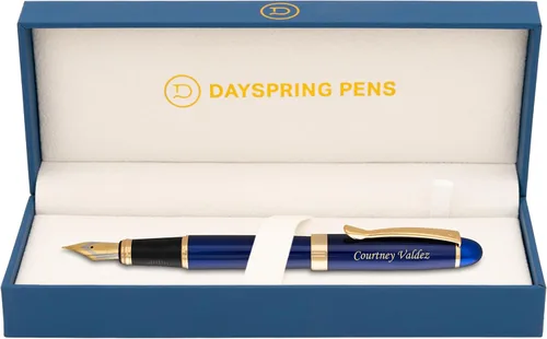 Miniatura 9 de Dayspring Pens Alexandria - Pluma estilográfica negra con borde dorado, punta media, convertidor de tinta y cartuchos de inicio incluidos, grabado