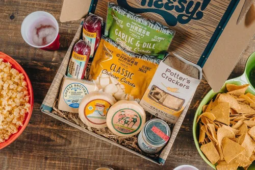 Cheese Bros Game Day Caja de regalo de lujo | Fresco de Wisconsin | Incluye goudas, cuajada, queso cheddar envejecido de 8 años, mostaza, salchicha