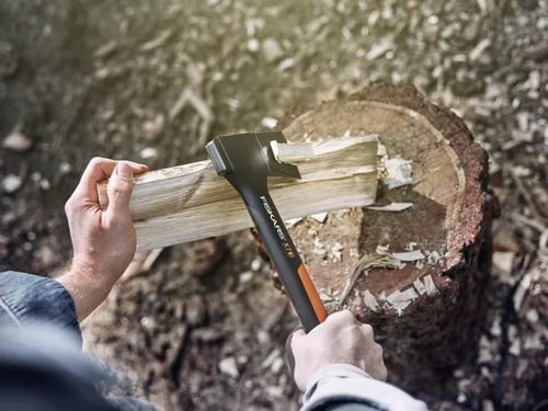 Miniatura 6 de Hacha de cortar Fiskars XS X7, incluye estuche de almacenamiento y transporte, longitud: 35.5 cm, revestimiento antiadherente, hoja de acero de alta