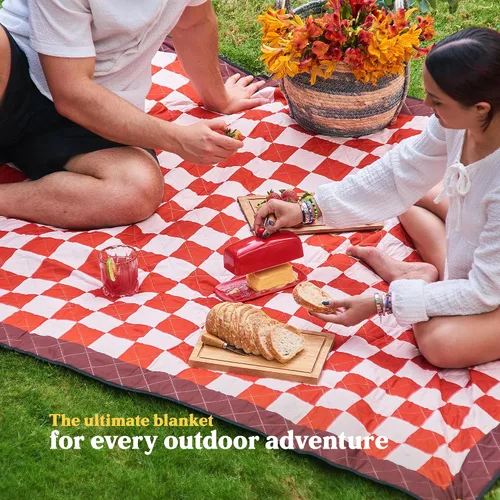 Miniatura 4 de Cozy Club Manta de picnic impermeable – Alfombra plegable para exteriores de 60 x 70 pulgadas con estacas, bolsillo y correa para el hombro Manta