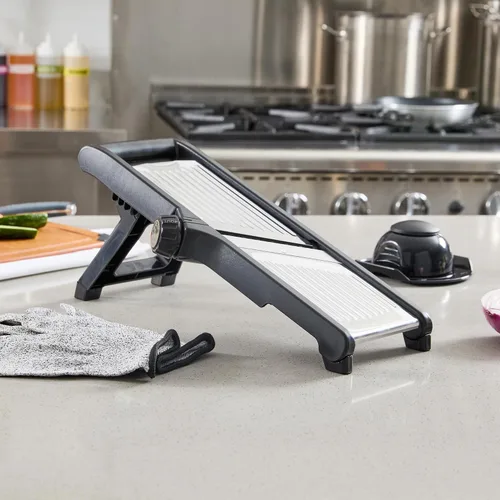 Miniatura 7 de Restaurantware Rebanadora de mandolina ajustable de acero inoxidable, cortador de verduras estándar alemán con protector de cuchilla, incluye