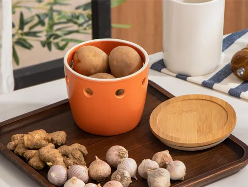 Miniatura 2 de ONEMORE Porta ajos grande con tapa, recipiente de ajo cerámico de 5 pulgadas, porta ajos para mostrador, naranja