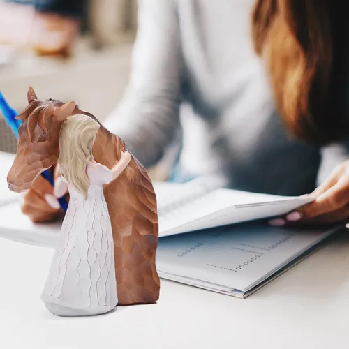 Miniatura 6 de Estatua de niña abrazando un caballo decorativa - Figura esculpida pintada a mano, regalos para mujeres y amantes de los caballos - Figura