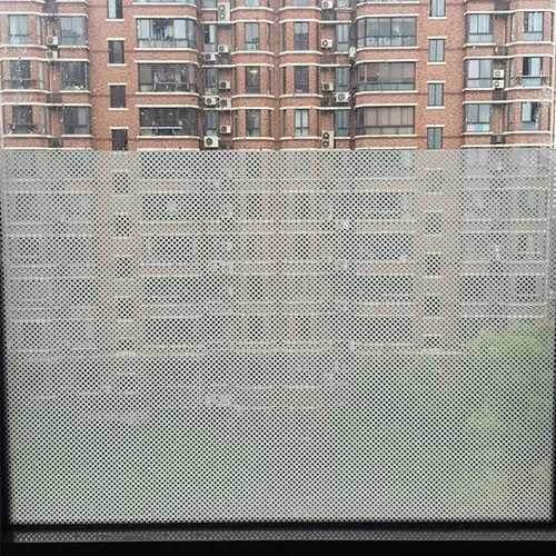 Miniatura 3 de Rollo de película de vinilo perforado para ventana, color blanco, unidireccional, para privacidad, autoadhesivo, para faros delanteros, 11.8 x 42.1