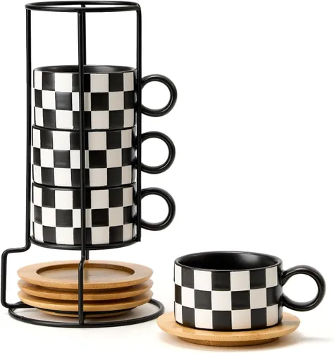 LUKA - Juego de 4 tazas de café espresso apilables de cerámica con tablero de ajedrez en blanco y negro de 6 onzas, con platillos y soporte de