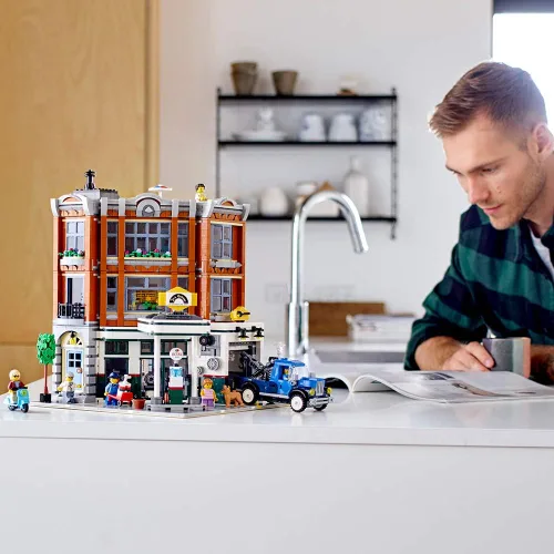 Miniatura 3 de LEGO Creator Expert Corner Garage 10264 Kit de construcción, (2569 piezas)
