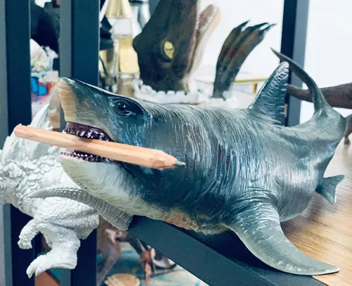 Miniatura 6 de Megatooth - Juguete de tiburón con mandíbulas que se abren el Megalodon de 11 pulgadas, figura de acción realista de animales marinos, ideal