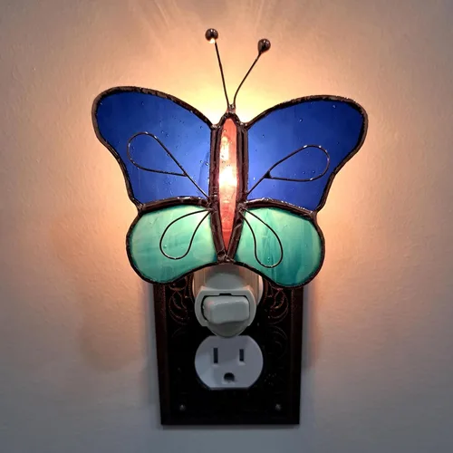 Miniatura 5 de Gift Essentials Luz nocturna enchufable de mariposas amarillas y naranjas - Luz nocturna de vidrio manchado con interruptor basculante