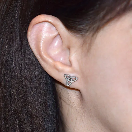 Miniatura 2 de Pendientes de tuerca de acero inoxidable con diseño de triquetra en dos tamaños