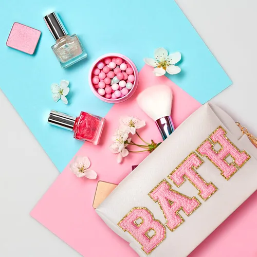 Miniatura 6 de Y1tvei Preppy Patch BATH Letter - Neceser de cuero PU para cosméticos, bolsa de maquillaje portátil cosida con parches de letras universitarias