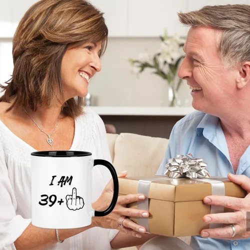 Miniatura 4 de YHRJWN - Regalos de cumpleaños número 40 para mujeres y hombres, taza de café I Am 39 Plus, regalos divertidos de cumpleaños para amigos, compañeras