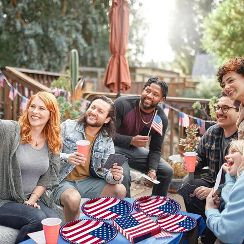 Miniatura 7 de QZYL 150 piezas de suministros para fiesta del 4 de julio, sirve 50 platos de papel y servilletas de papel con la bandera americana, decoraciones