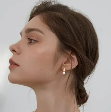 Miniatura 9 de VENOCO Pendientes de perlas delicadas para mujer, aretes de perlas barrocas de oro, aretes de aro de perlas elegantes de plata para novia