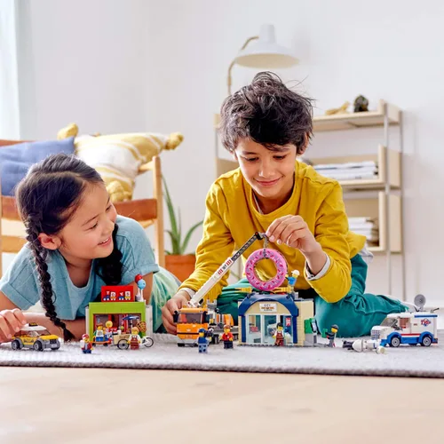 Miniatura 3 de LEGO City Donut Shop Opening 60233 - Apertura de tienda para construir y jugar con taxi de juguete, camioneta y camión con grúa, fácil construcción