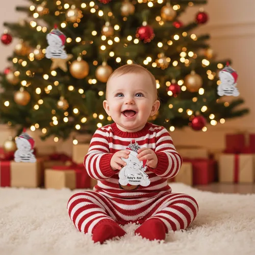 Miniatura 6 de Adorno personalizado para la primera Navidad del bebé 2025, decoración del árbol de Navidad, oso de peluche de metal con gorro de Navidad rojo