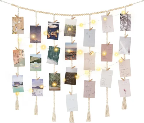 Miniatura 7 de Mkono Exhibidor Colgante de Fotos de Macramé Decoración de Pared con Luces de Cadena, Guirnalda de Cuentas de Madera Boho Portamarcos de Tarjetas