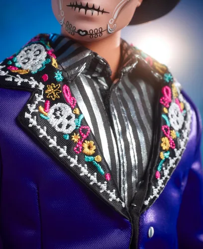 Miniatura 4 de Barbie Signature Ken Fashion Muñeca, 2023 Dia de Muertos coleccionable con chaqueta azul, sombrero negro y soporte para muñeca