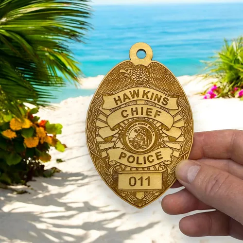 Miniatura 2 de Adorno - Jefe de Policía de Hawkins - Madera cruda de 3 x 4.5 pulgadas