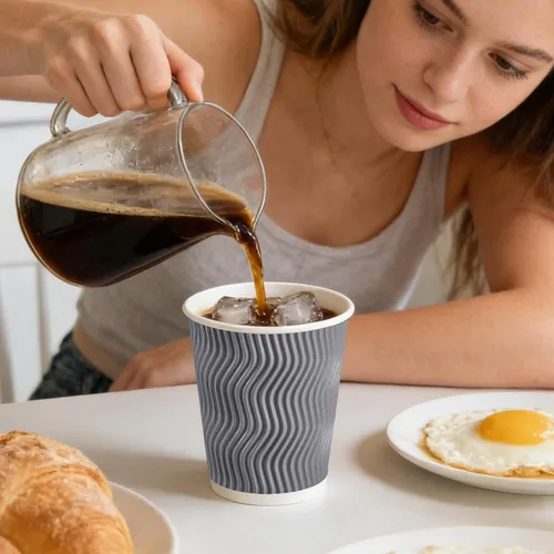 Miniatura 7 de BYSNOW Paquete de 100 tazas de café de 8 onzas con tapas, tazas de café aisladas desechables para llevar, tazas de café de papel onduladas