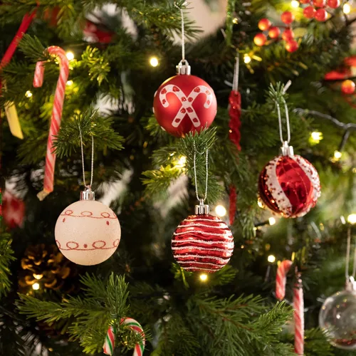 Miniatura 6 de Valery Madelyn Juego de adornos de Navidad, juego de adornos de bolas de Navidad inastillables de 16 quilates, color rojo y blanco, 2.36 pulgadas