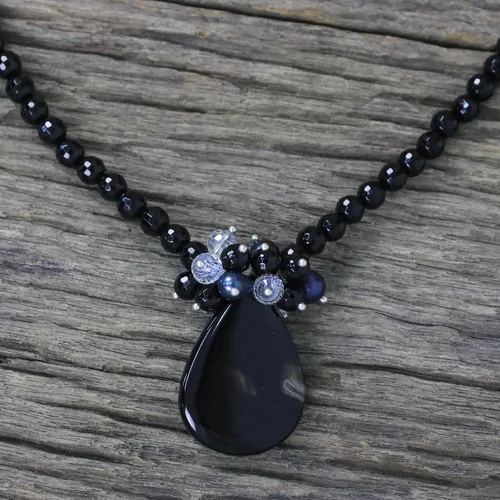 Miniatura 2 de NOVICA Collar artesanal hecho a mano con colgante de perlas de agua dulce cultivadas con calcedonia negra, hecho a mano con cuentas de Tailandia