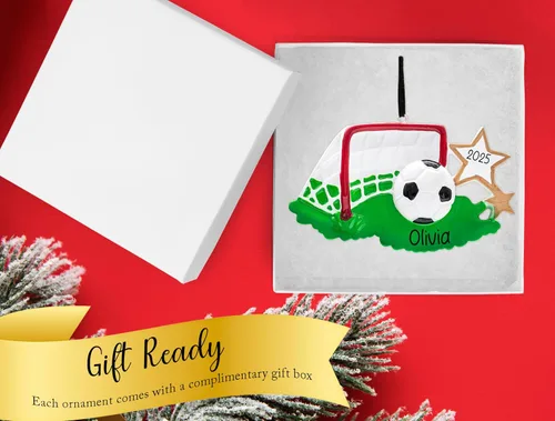 Miniatura 3 de Adorno Navideño Personalizado de Fútbol 2025 Pelota de Fútbol con Estrellas Doradas, Césped y Red de Portería para Árbol de Navidad - Regalo