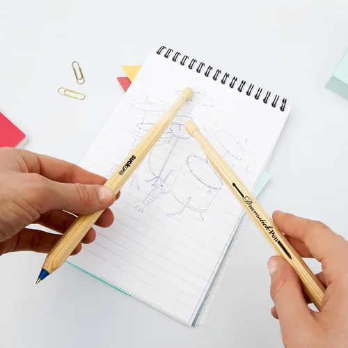 Miniatura 3 de Suck UK Bolígrafos en forma de baquetas - Regalos de batería originales para hombres y amantes de la música - Bolígrafo con forma de baqueta