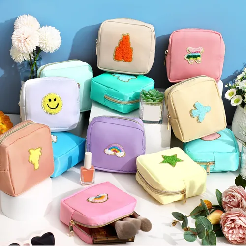 Miniatura 4 de Sumind Bolsa de maquillaje de parches de preppy a granel, bonita bolsa de regalo, bolsa de nailon para viajes, artículos de aseo cosméticos