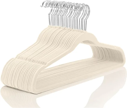 MIZGI - Ganchos de terciopelo prémium (paquete de 50 unidades), de alta resistencia, antideslizantes, color blanco con garfio cromado; ganchos para