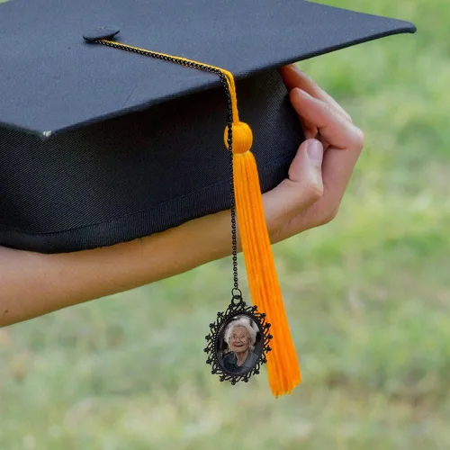 Miniatura 4 de AILIN Borla de graduación personalizada 2024 Oval Antique Photo Charm Clase de 2023 Regalos universitarios para él y ella, Metal, No es una piedra