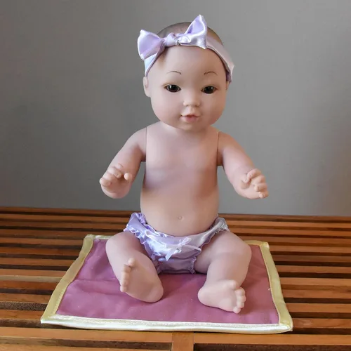 Miniatura 2 de Constructive Playthings Muñeca de bebé tierna de 12 pulgadas, asiática con manta, modelo: UNI-204