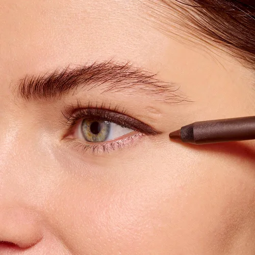 Miniatura 4 de essence Lápiz delineador de ojos en gel Stay & Play Textura súper suave tipo gel Impermeable y duradero Vegano y sin crueldad